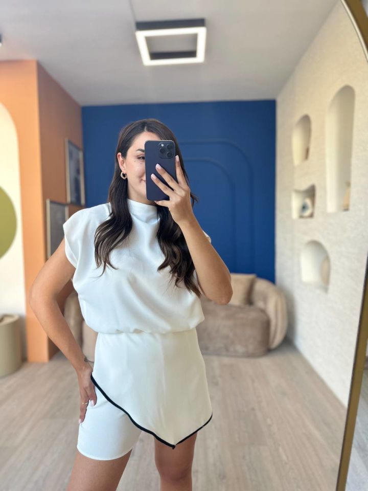 Beyaz Siyah Detaylı Şortlu Tulum