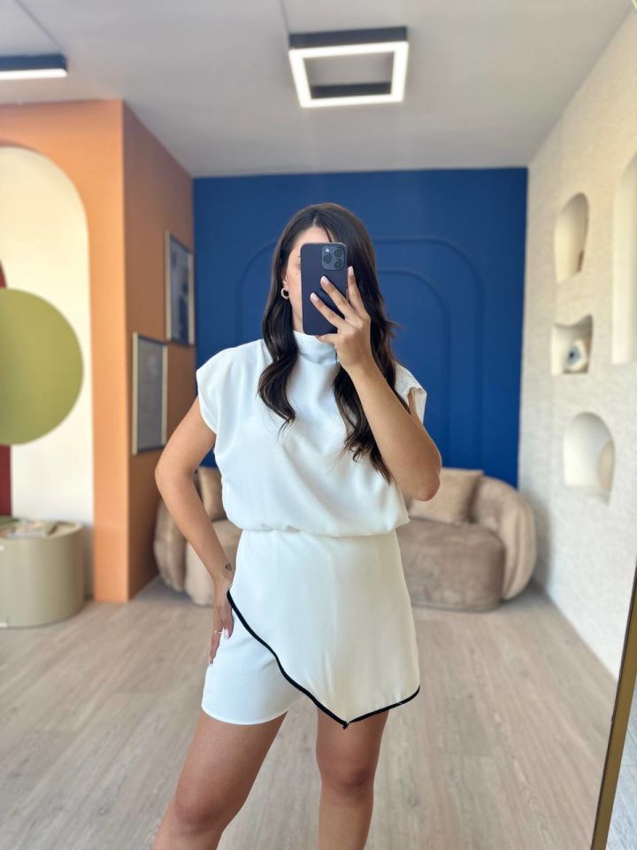 Beyaz Siyah Detaylı Şortlu Tulum
