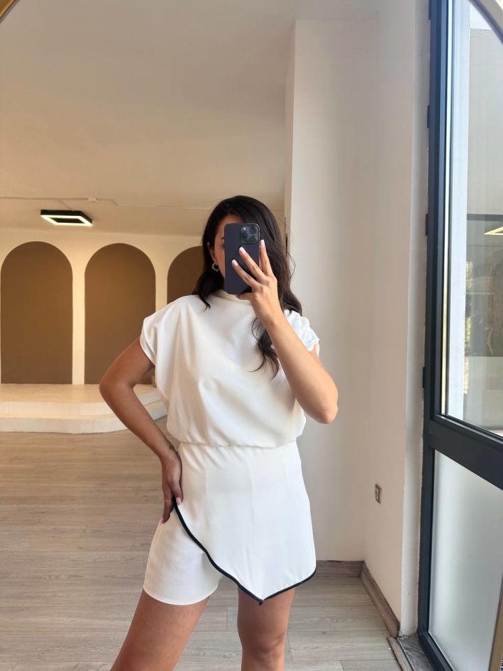 Beyaz Siyah Detaylı Şortlu Tulum