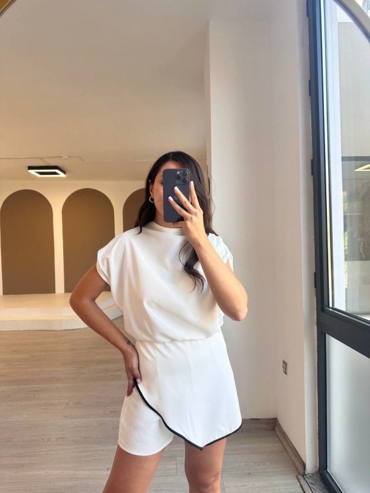 Beyaz Siyah Detaylı Şortlu Tulum