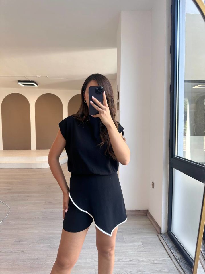 Siyah Beyaz Detaylı Şortlu Tulum