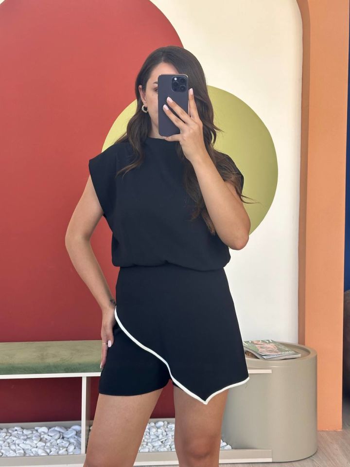 Siyah Beyaz Detaylı Şortlu Tulum