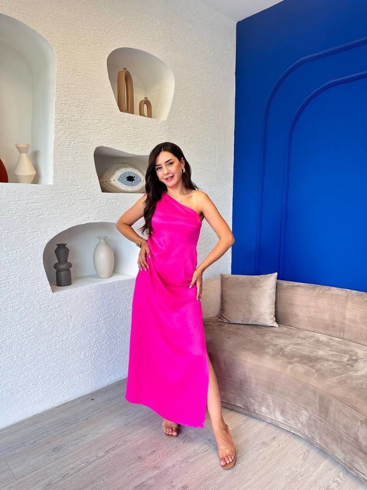 Pembe Tek Kol Detaylı Saten Elbise