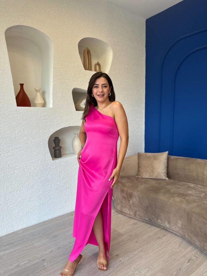 Pembe Tek Kol Detaylı Saten Elbise