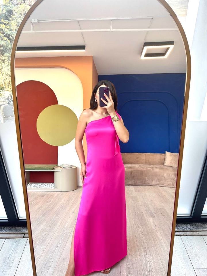 Pembe Tek Kol Detaylı Saten Elbise