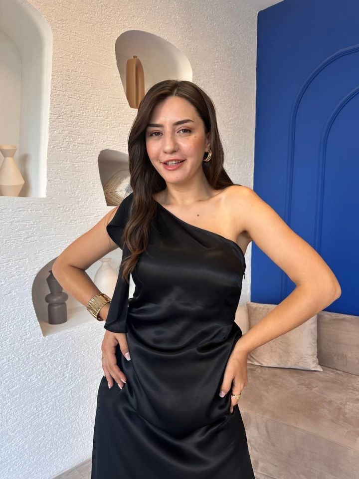 Siyah Tek Kol Detaylı Saten Elbise