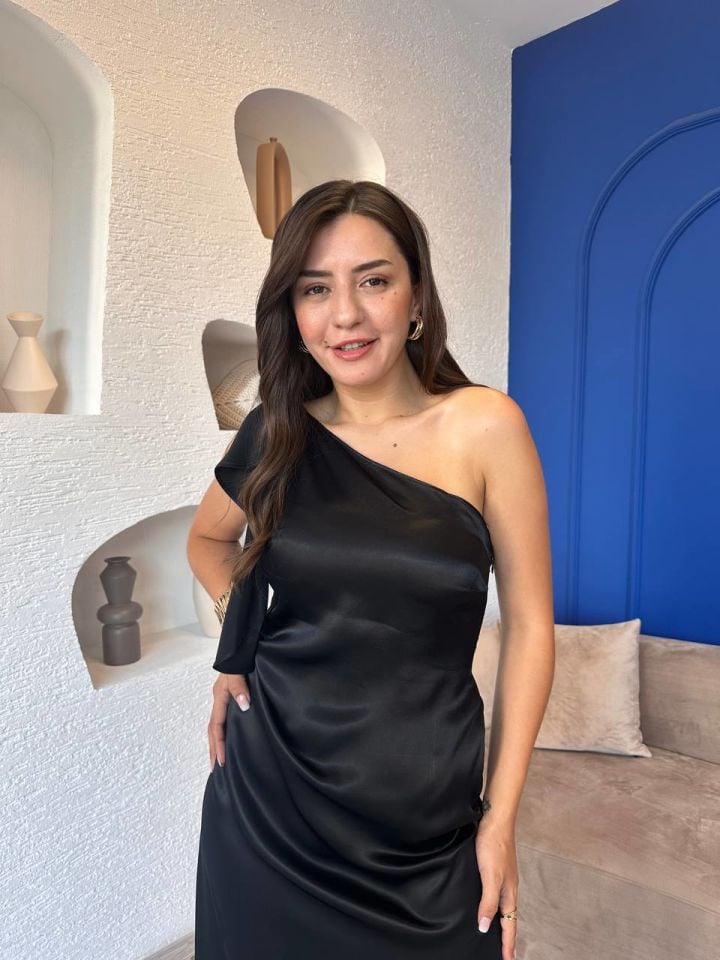 Siyah Tek Kol Detaylı Saten Elbise