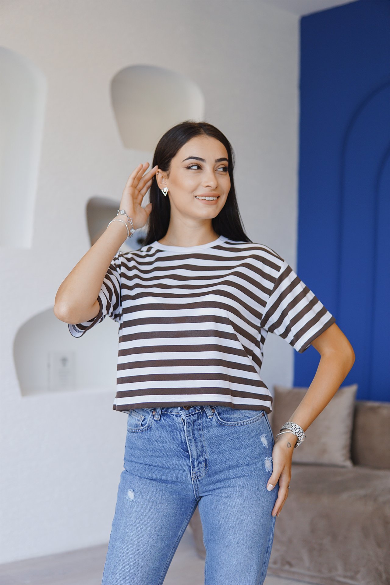 Kahve Çizgi Detaylı Marka T-Shirt
